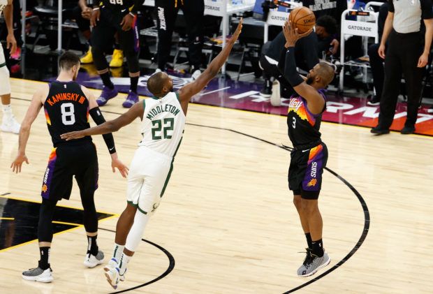 وضع كريس بول # 3 من فريق Phoenix Suns تسديدة من ثلاث نقاط على Khris Middleton # 22 من Milwaukee Bucks خلال النصف الثاني من مباراة NBA في Phoenix Suns Arena في 10 فبراير 2021 في فينيكس ، أريزونا. ملاحظة للمستخدم: يقر المستخدم ويوافق صراحةً ، عن طريق تنزيل هذه الصورة أو استخدامها ، على موافقة المستخدم على شروط وأحكام اتفاقية ترخيص Getty Images. كريستيان بيترسن / غيتي إيماجز / وكالة الصحافة الفرنسية (تصوير كريستيان بيترسن / جيتي إيماجيس أمريكا الشمالية / غيتي إيماجز عبر وكالة فرانس برس)