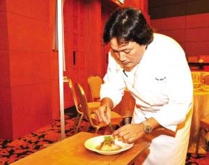 Chefkoch Tonyboy Escalante von Antonio übt sein Handwerk für ein anspruchsvolles Publikum von Köchen und Kritikern in Singapur aus. FOTOS VON MARGAUX SALCEDO