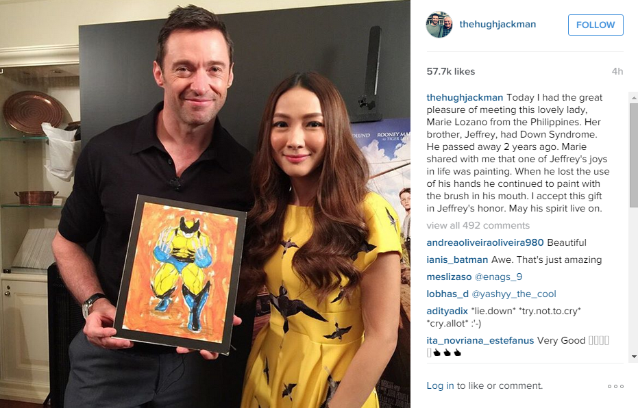 L'acteur Hugh Jackman, connu pour son interprétation de Wolverine dans la série de films X-Men, tient une peinture du personnage réalisée par la journaliste d'ABS-CBN Marie Lozano