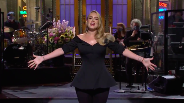 ดู: Adele พูดตลกเกี่ยวกับการลดน้ำหนัก ร้องเพลงฮิตใน 'Saturday Night Live'