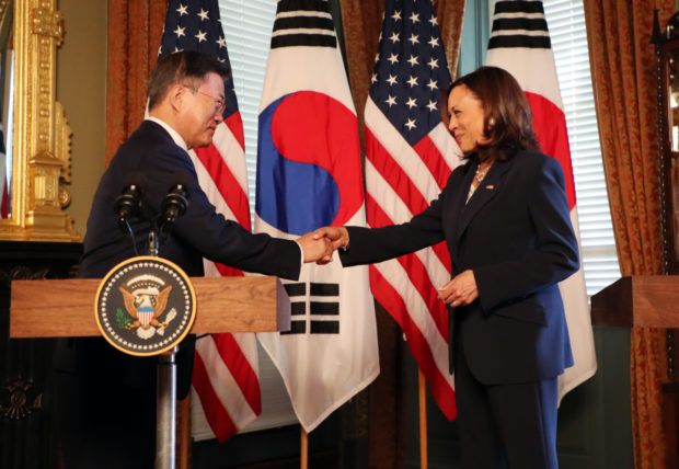 दक्षिण कोरिया के राष्ट्रपति से हाथ मिलाने के बाद हाथ पोंछने पर कमला हैरिस की आलोचना